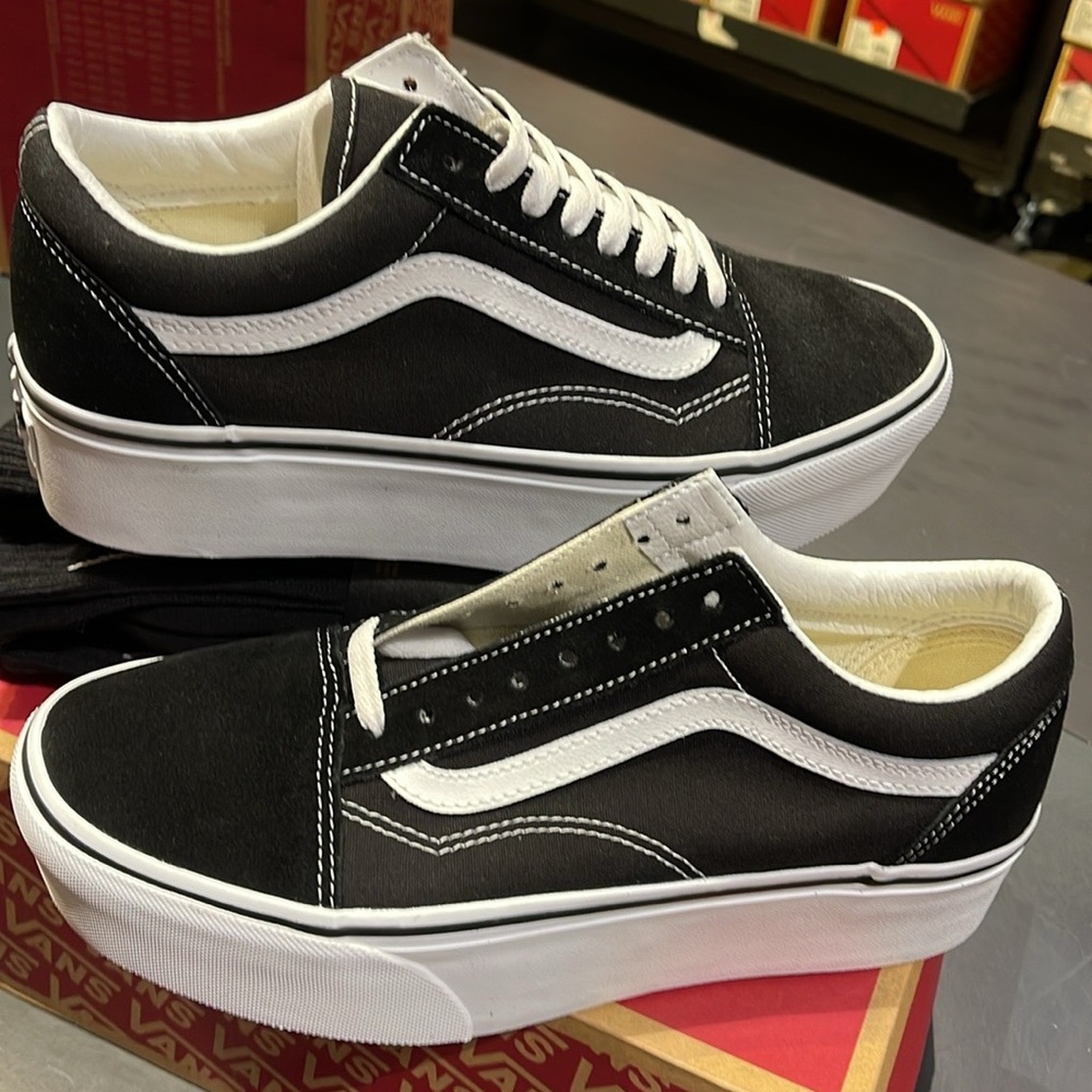 Vans WMNS Old Skool Stackform
Suede/Canvas Black/True Wht
VN0A7Q5M6BT Platforms - Picture 9 of 16